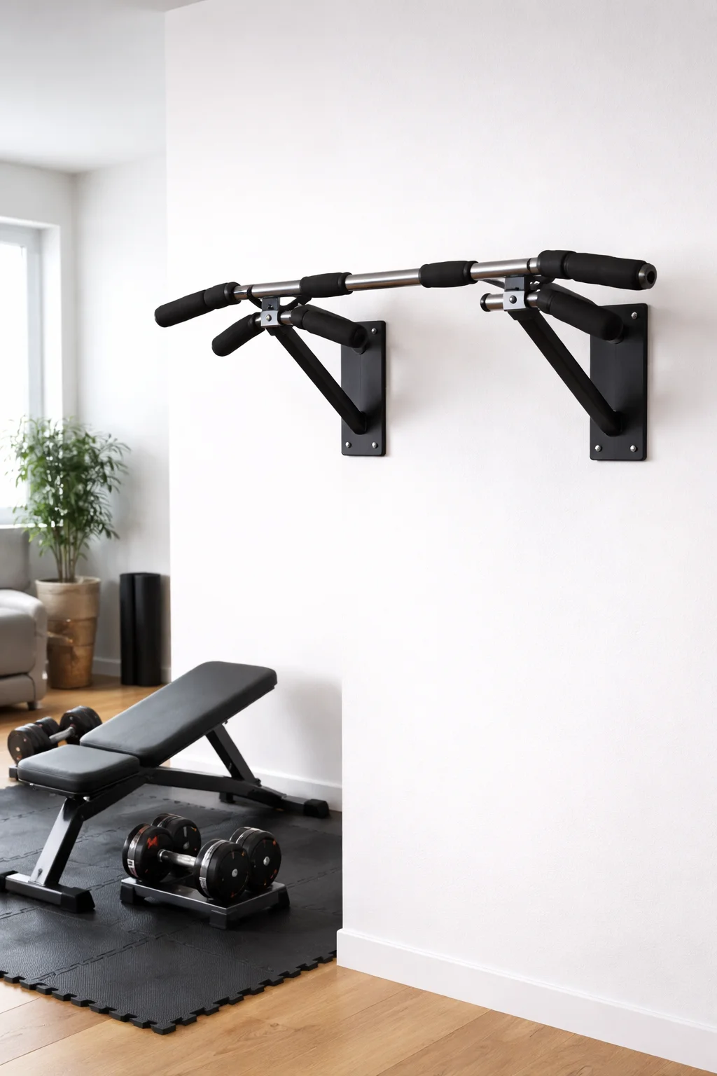 Barre de traction appartement installée sur encadrement de porte